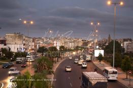 Image du Maroc Professionnelle de  Boulevard Mohammed VI à Casablanca, au de la de Dar Touzani, au fond à droite on aperçoit le minaret de la mosquée où se situe AlMajliss AlIlmi au début du boulevard El Qods dans le quartier d'Aïn Chok. A gauche les immeubles de Hay Jamila 1 et 2 à la Cité Jemaa de Casablanca, Lundi 6 Juillet 2009. (Photo / Abdeljalil Bounhar)
